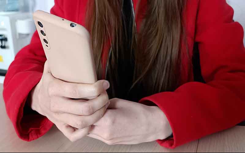 От лжеброкеров до фейковых подарков: как финансовые мошенники обманывают женщин